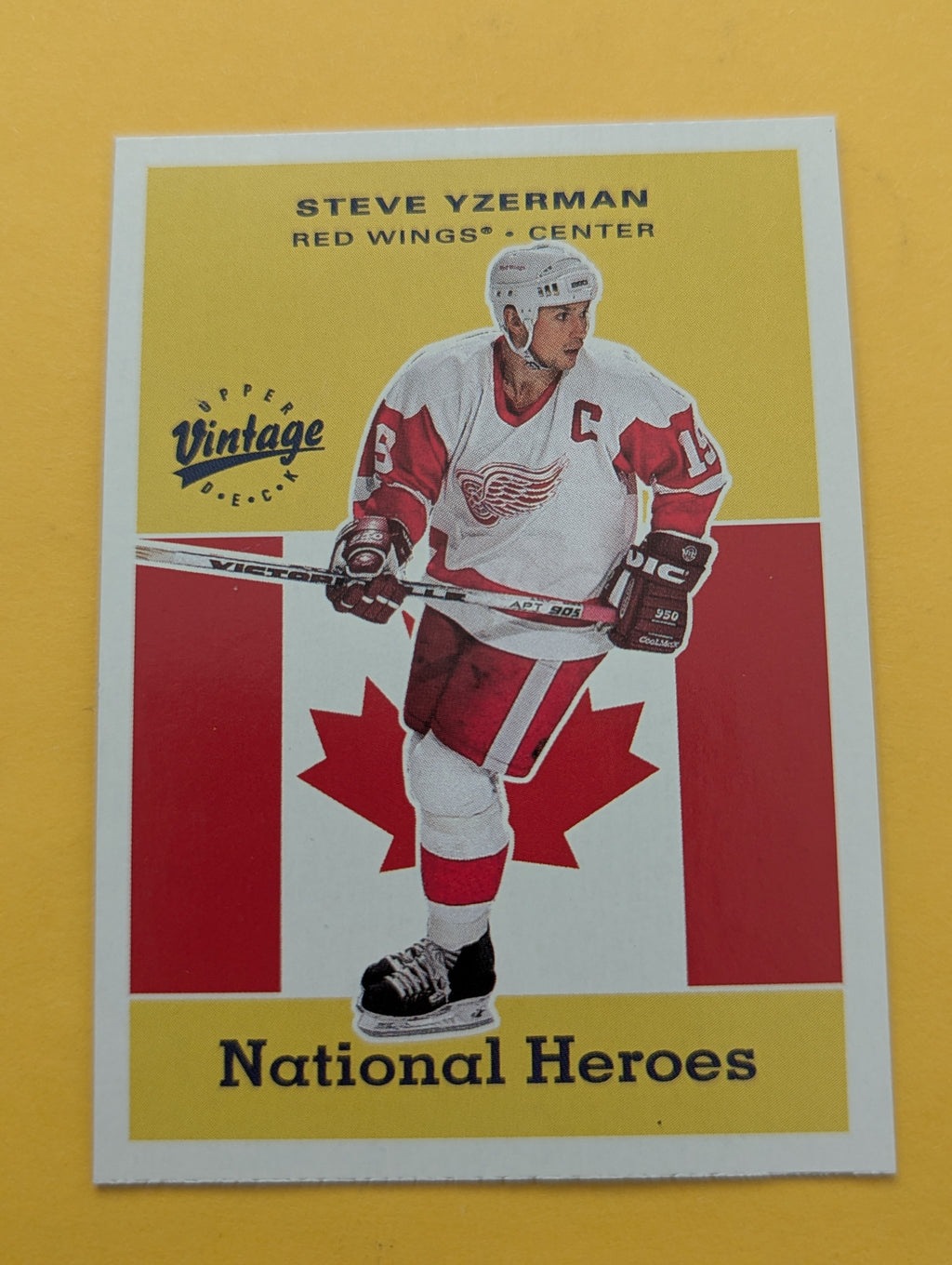 Steve Yzerman 00-01 Upper Deck Vintage National Heroes Card
